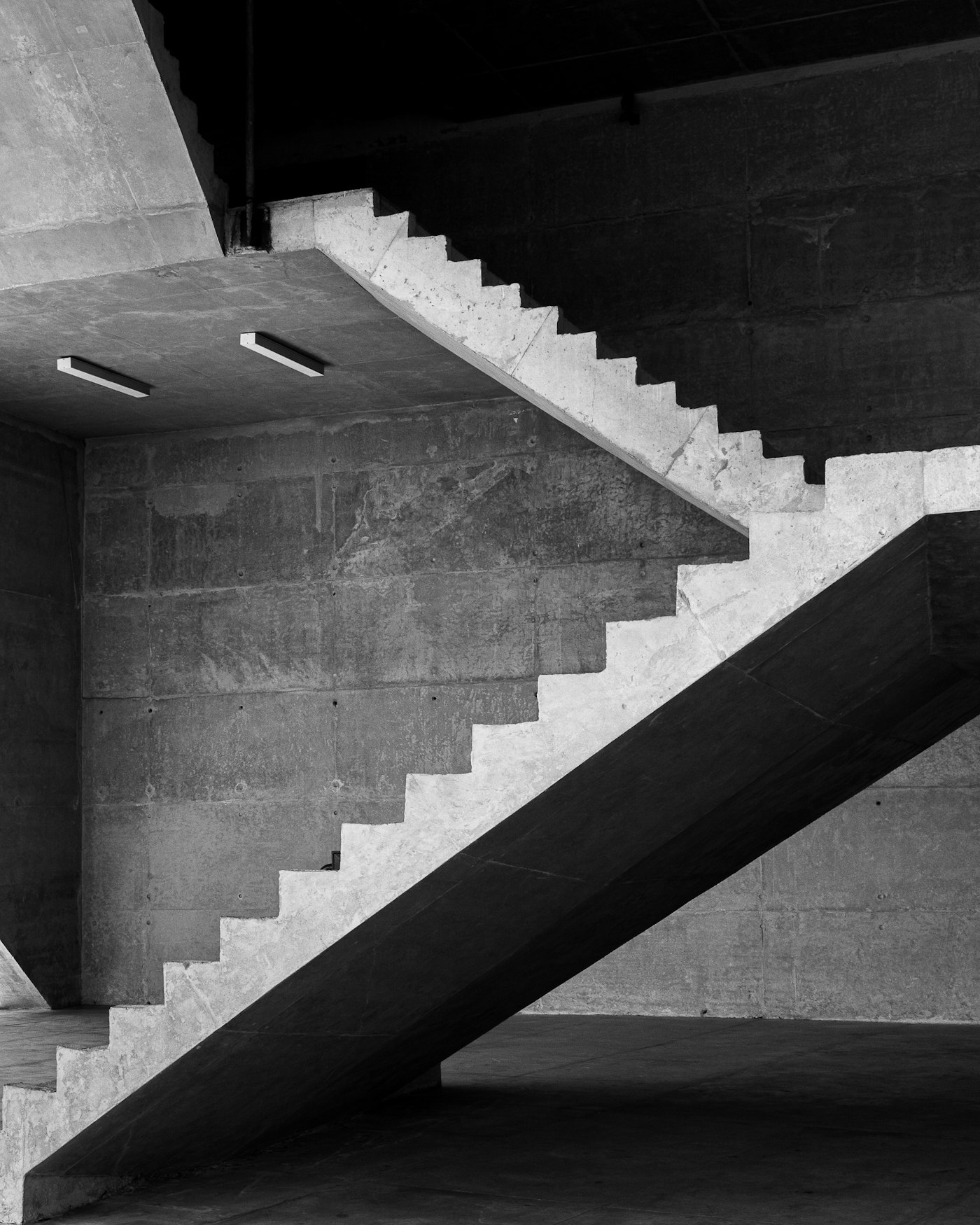 Escada de concreto aparente vista em contraluz