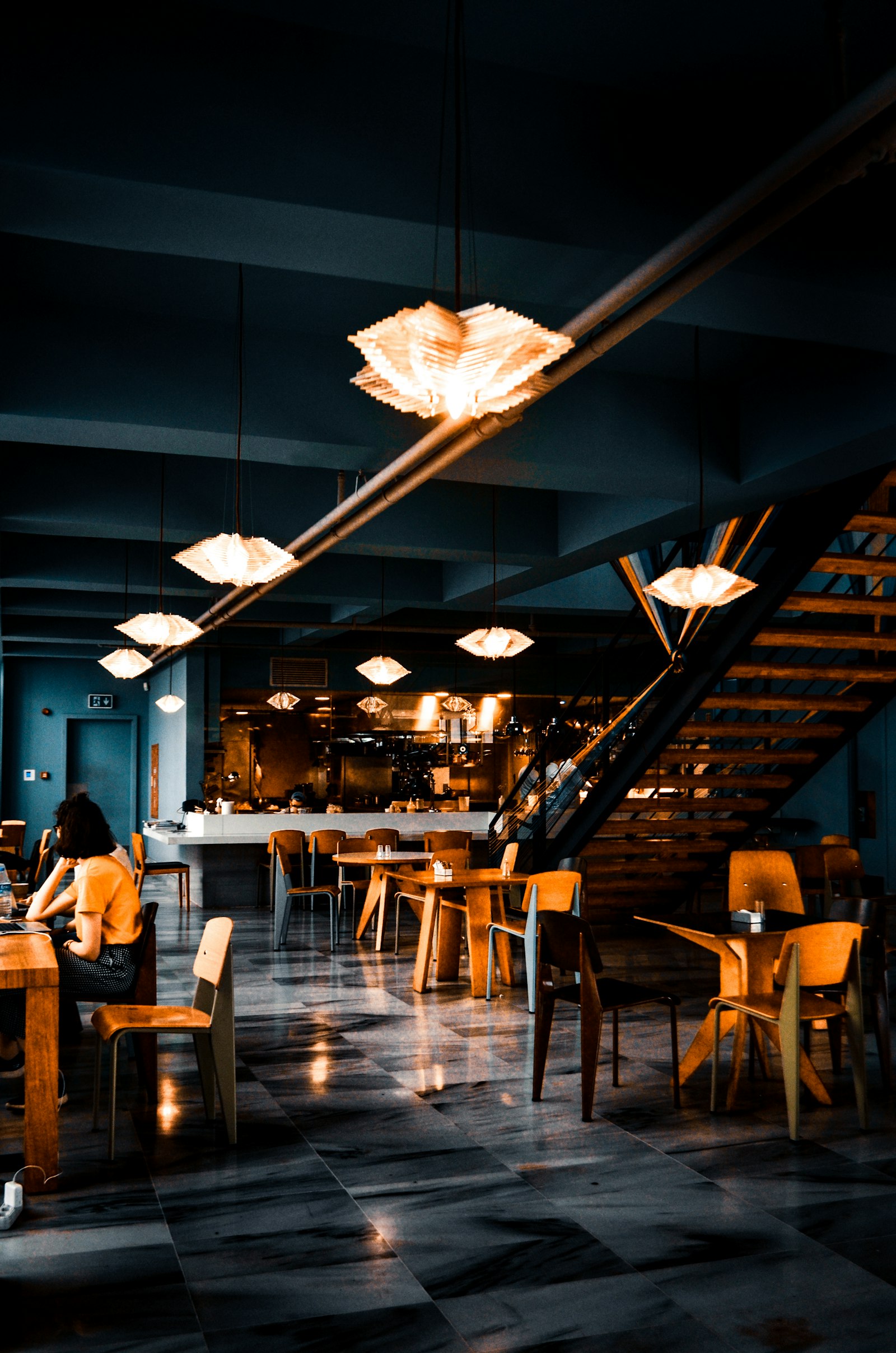 Salão da casa à noite, com a luz quente vindo da chapa