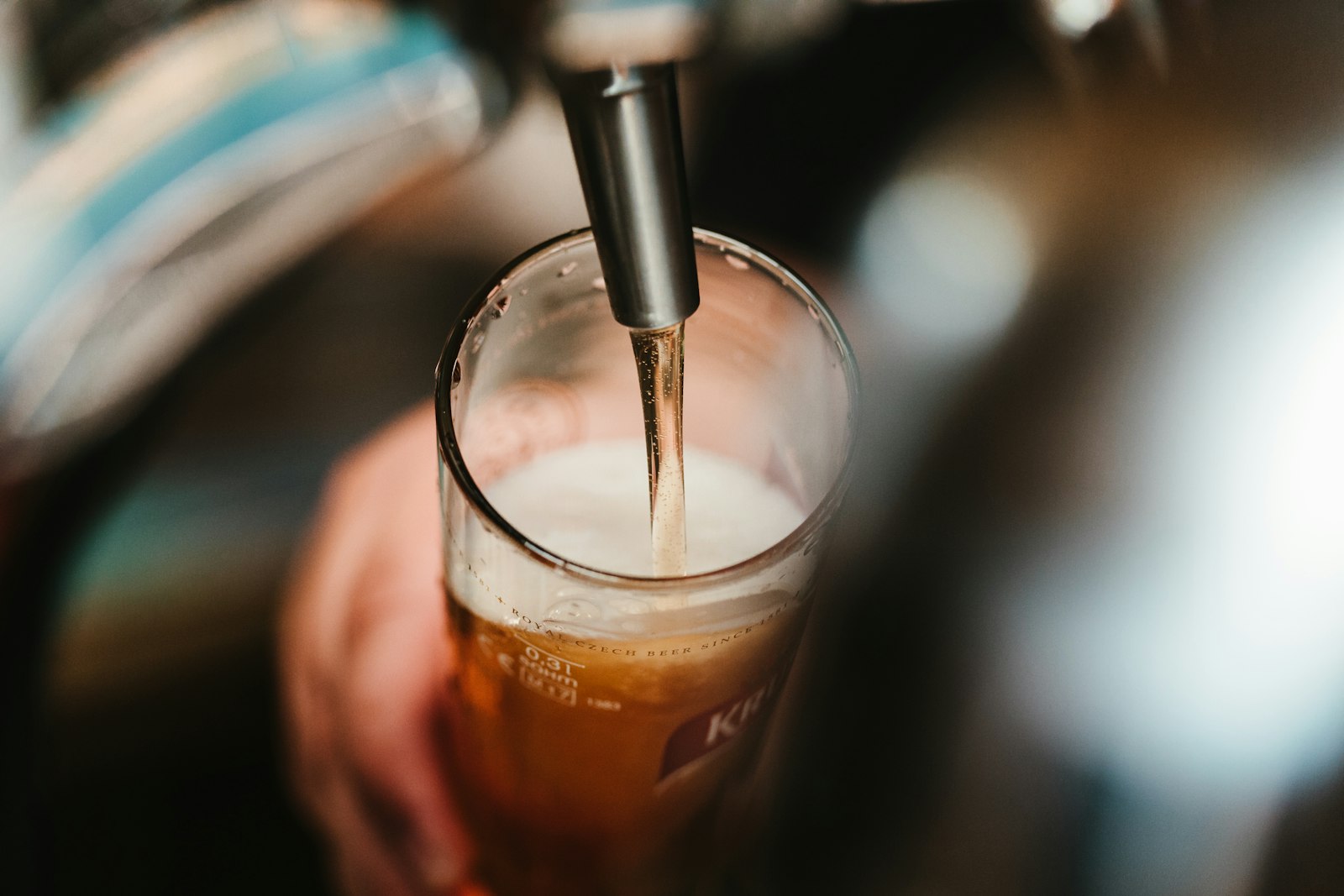 Chopp sendo tirado no balcão