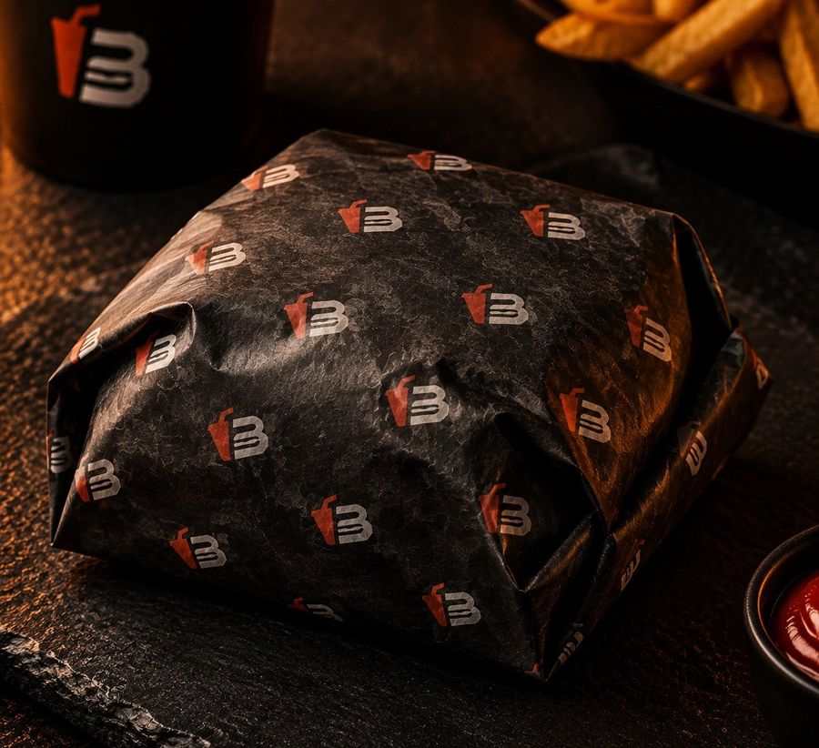 Hambúrguer embrulhado no papel estampado da Casa Brasa